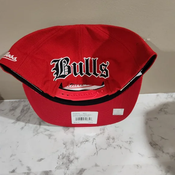 NWT Chicago Bulls red snapback hat Mitchell & Ness - Picture 3 of 3